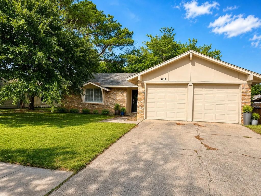 5410 Kings Manor Drive, Lake Dallas