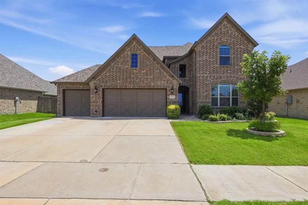 212 Lillian Lane, Waxahachie