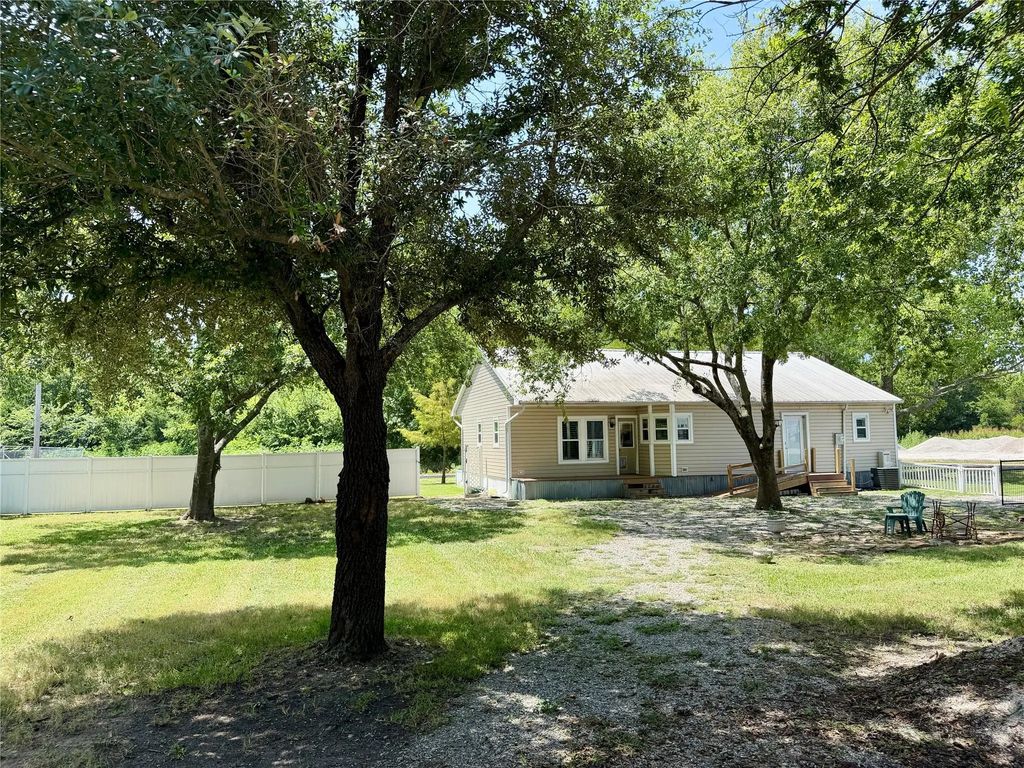 100 E Austin Street, Leonard