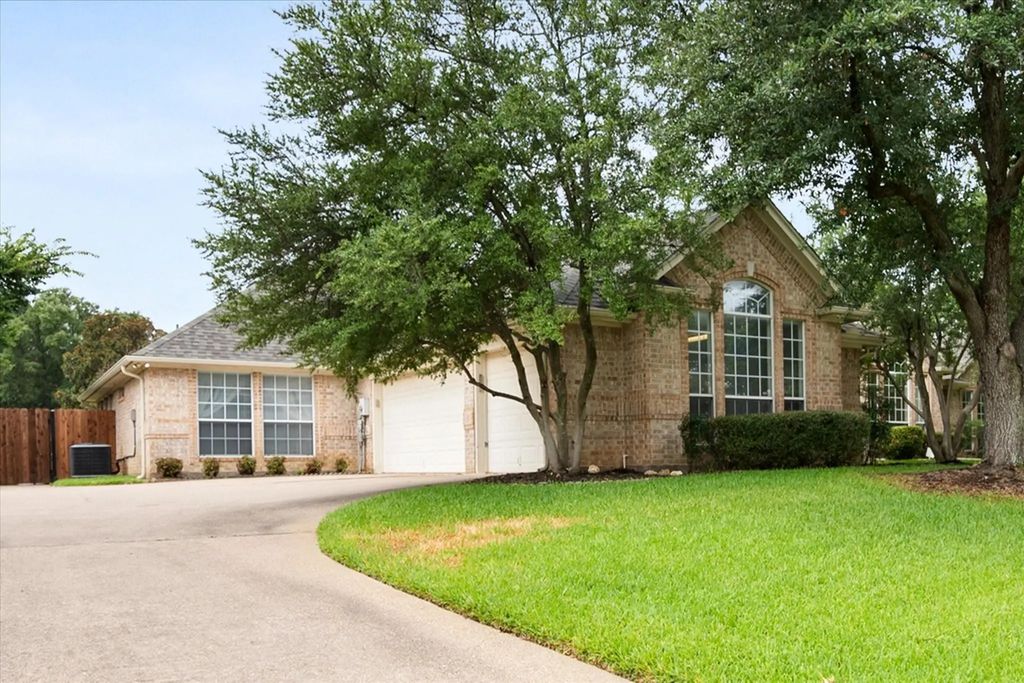 8904 Thornway Drive, North Richland Hills