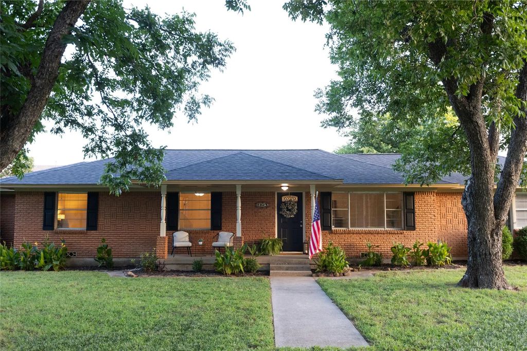 2814 Silvermeadow Lane, Corinth
