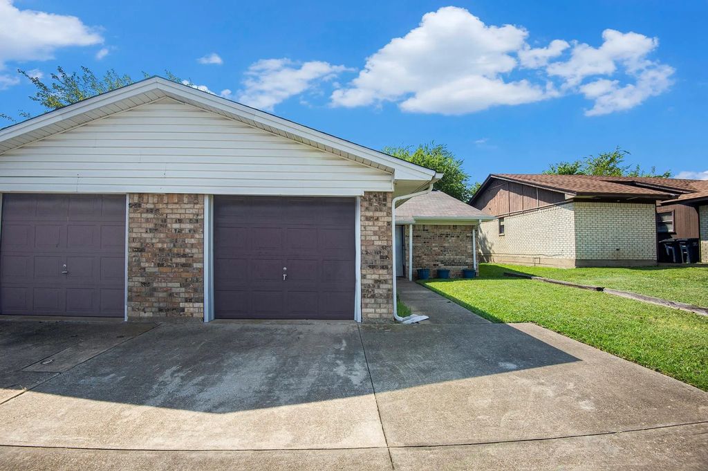 6819 W Cleburne Road, Fort Worth