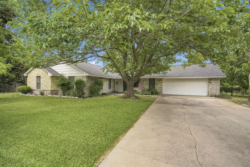 1215 Butcher Road, Waxahachie