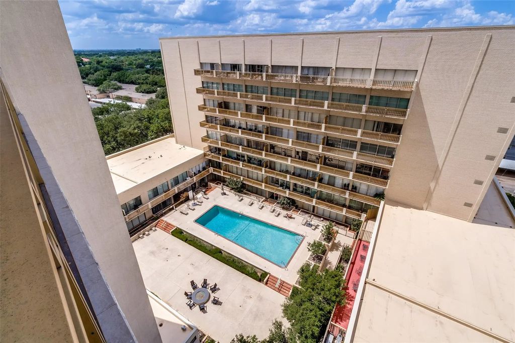 6211 W Northwest Highway 1004, Dallas
