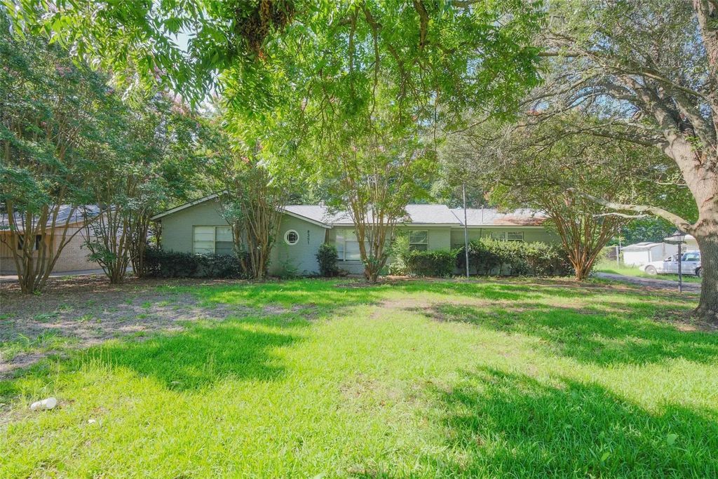 8301 Llano Avenue, Benbrook