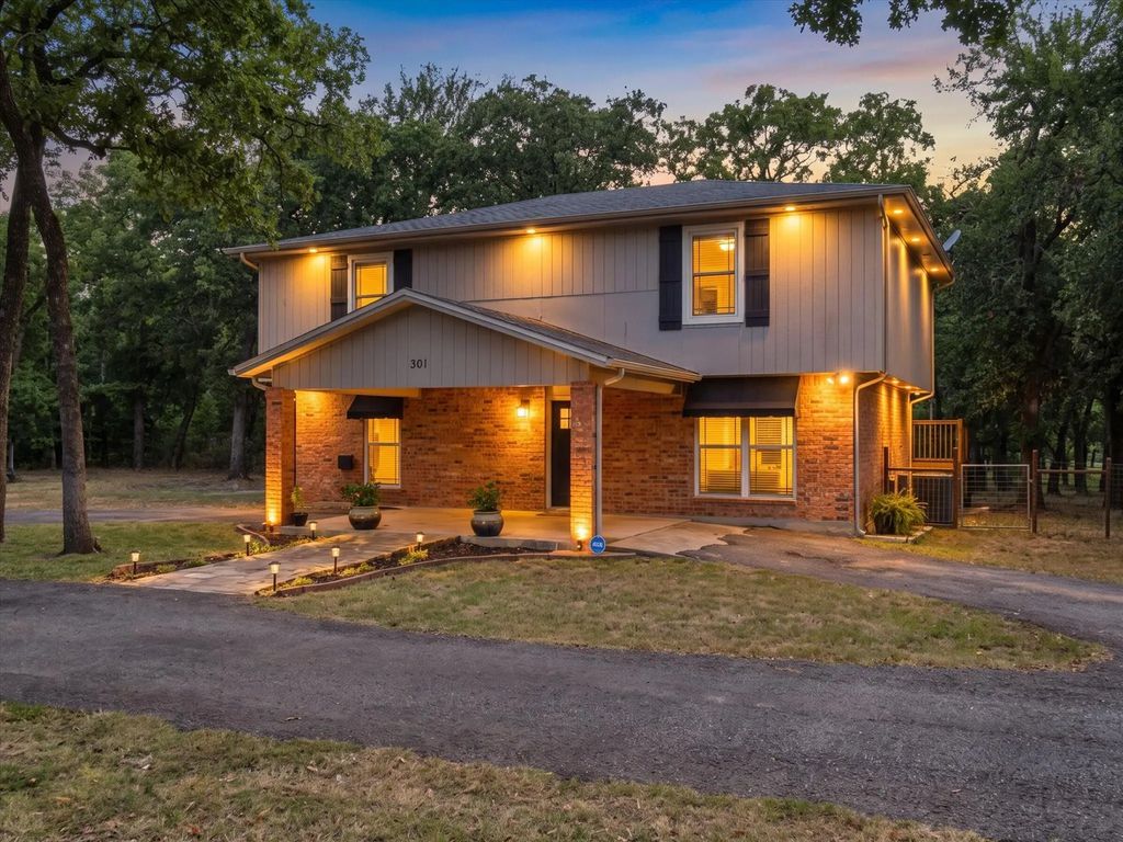 301 County Road 3418, Bridgeport