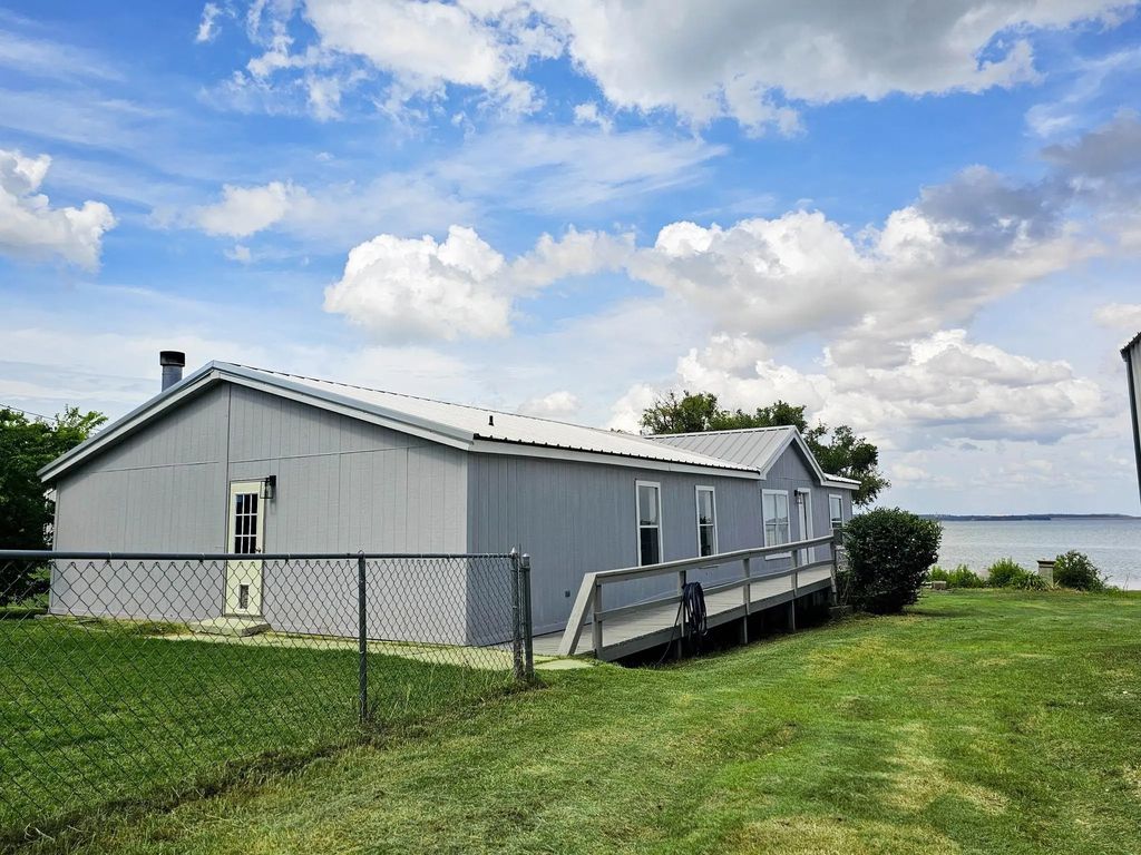 372 Meadow Pond Court, Runaway Bay