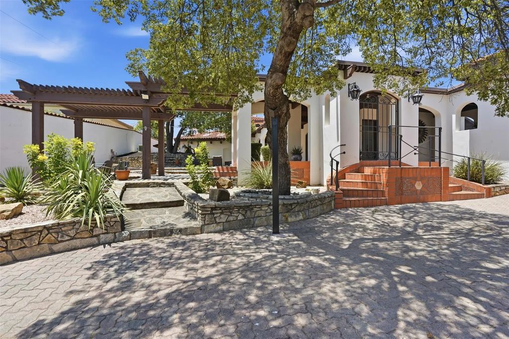 8300 Samora Court, Fort Worth