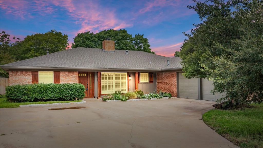 8921 Crosswind Drive, Fort Worth