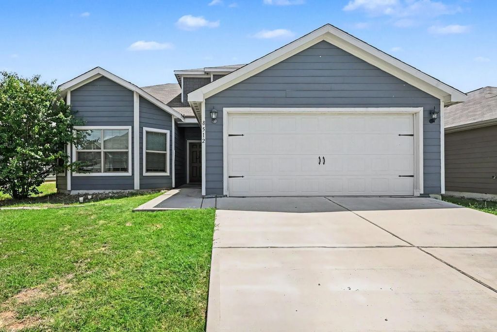 8512 Buck Mountain Pass, Fort Worth