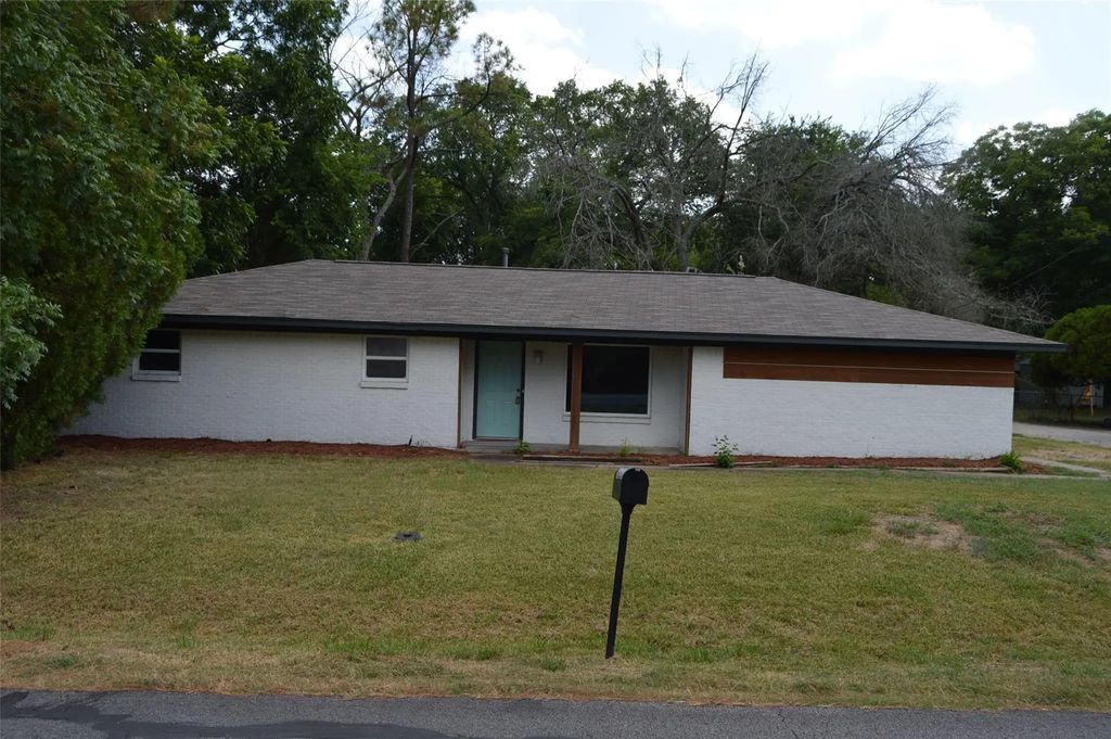 501 E 2nd Street, Quinlan