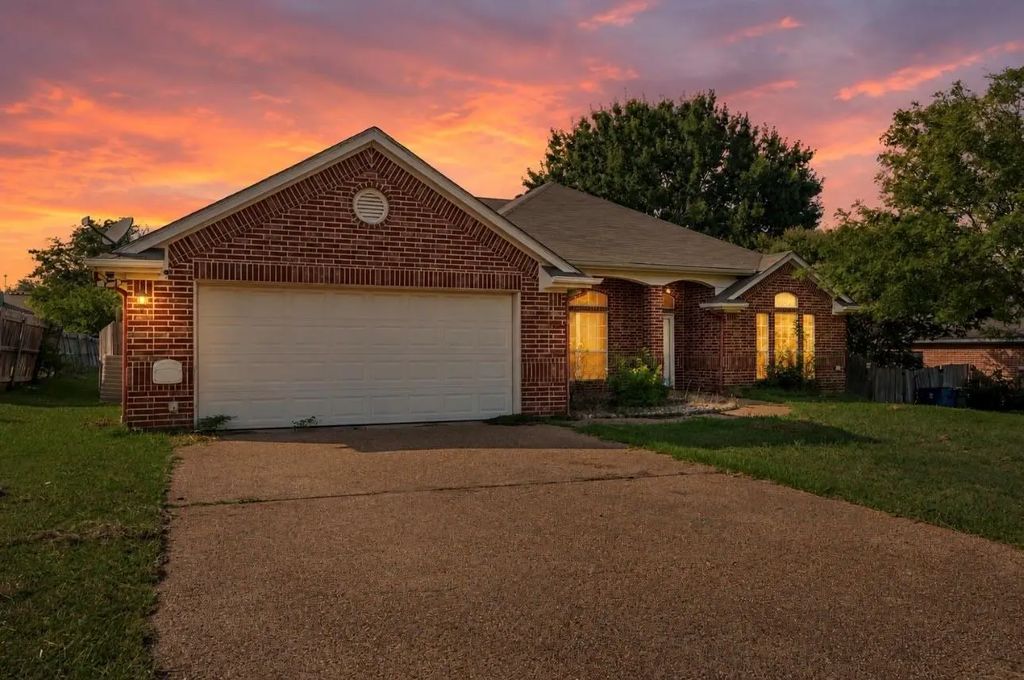 608 Pebble Creek Drive, Hewitt