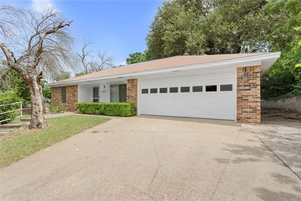 1017 Wedgewood Drive, Woodway