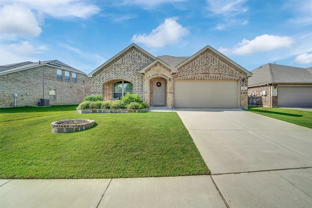 702 Pearl Way, Arlington