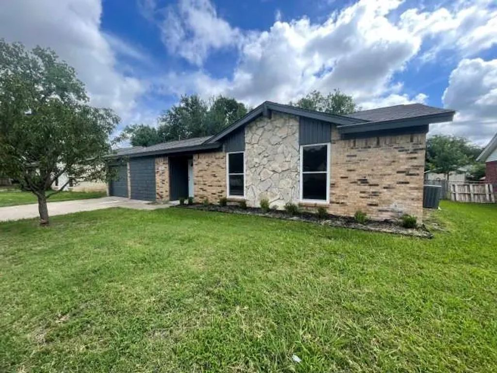328 Hillside Court, Burleson