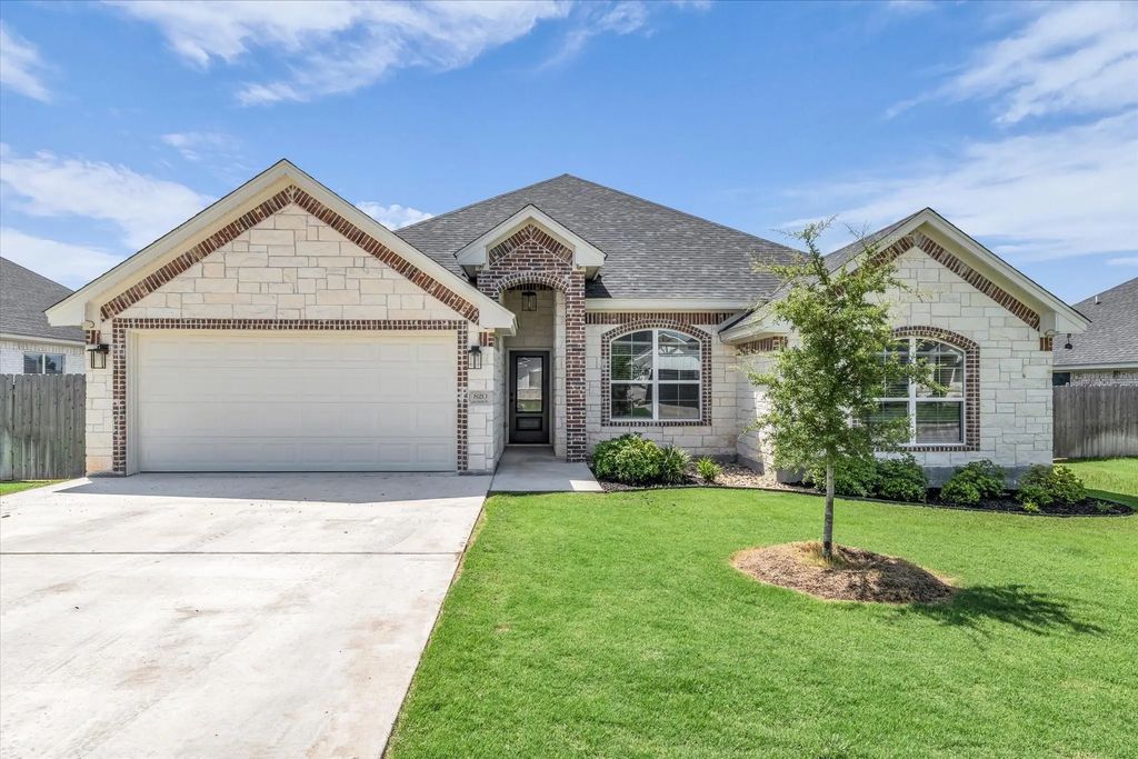 820 Secretariat Drive, Hewitt