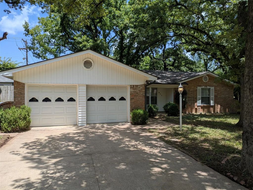 411 Baylor Drive, Arlington