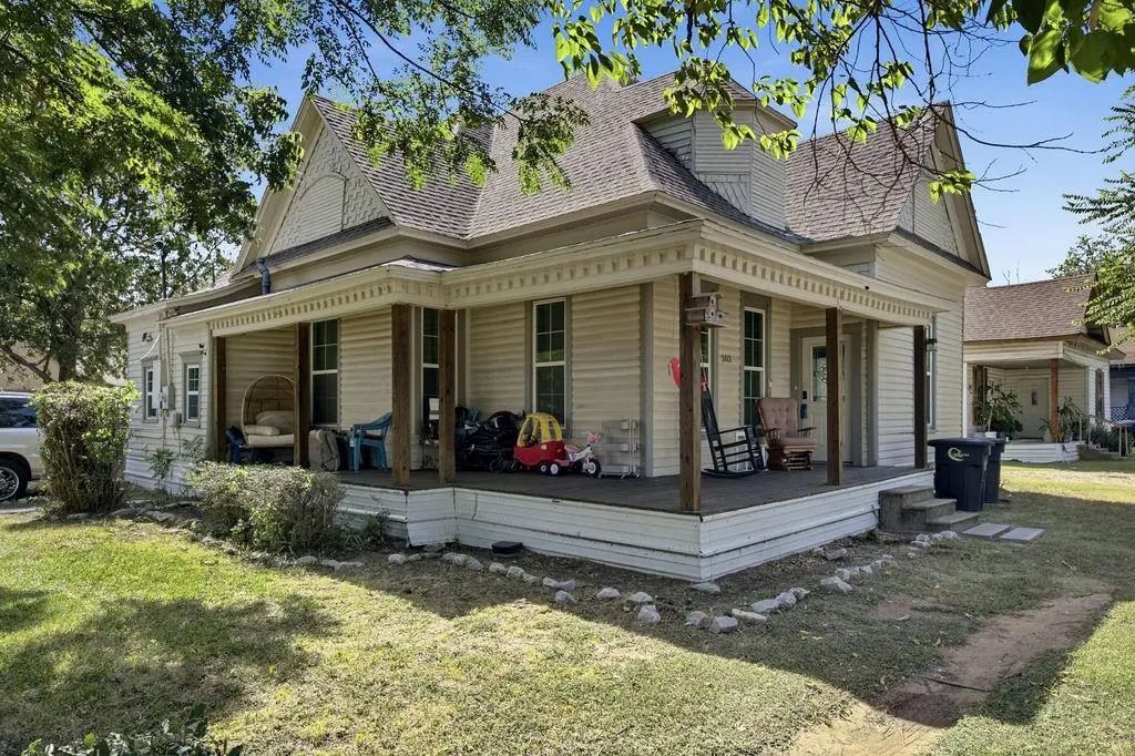 303 N Douglas Avenue, Cleburne