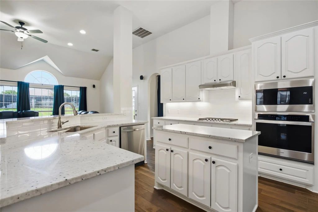 1216 Bridle Latch Drive, Fort Worth