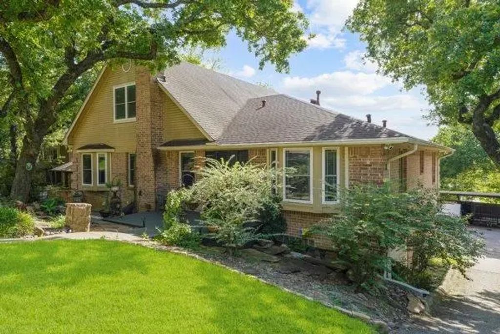 1806 Old Oak Drive, Arlington