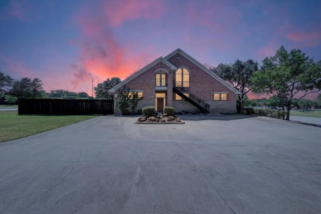 5500 Woodland Park Boulevard, Arlington