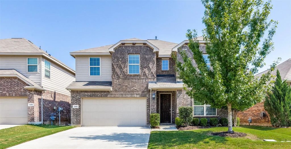 2405 Whispering Pines Drive, Fort Worth