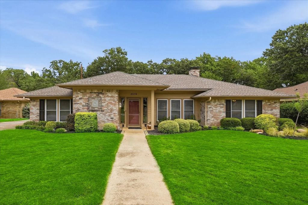 2816 N Creekwood Drive, Grapevine
