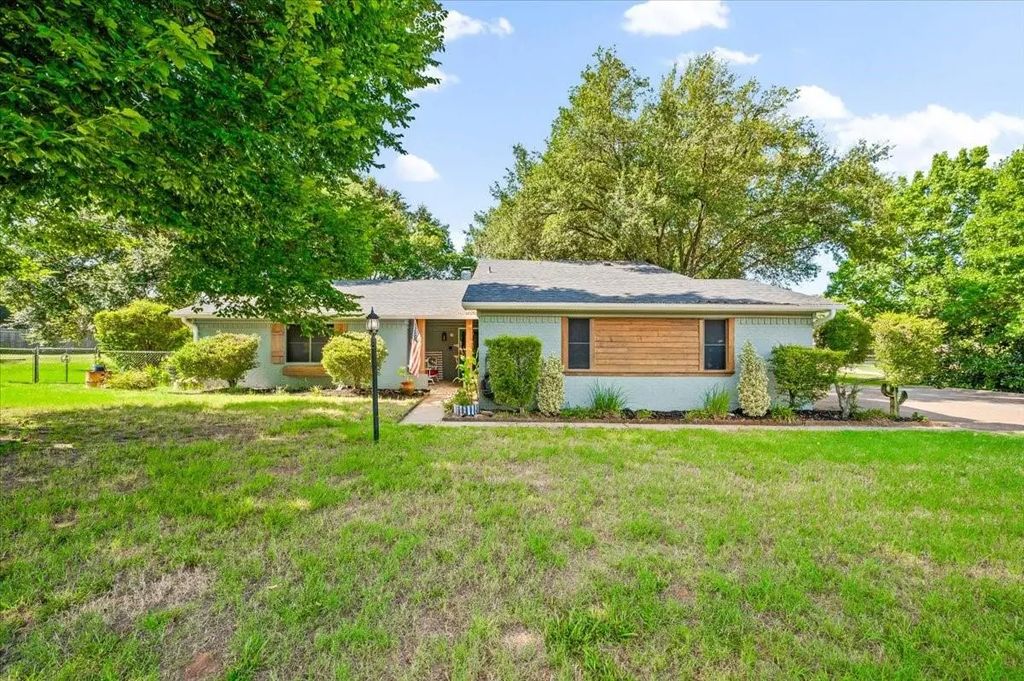 209 Live Oak Lane, Burleson