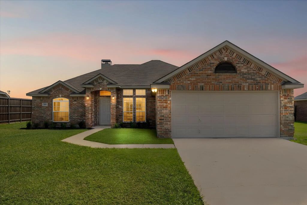 509 E Church Street, Forney