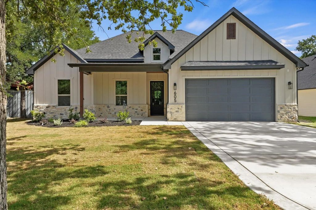 605 N Stewart Street, Azle