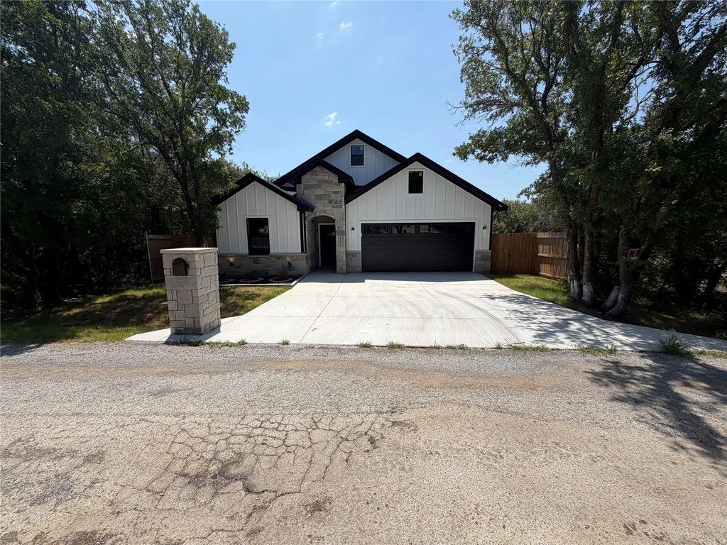 3025 Red Oak Drive, Granbury