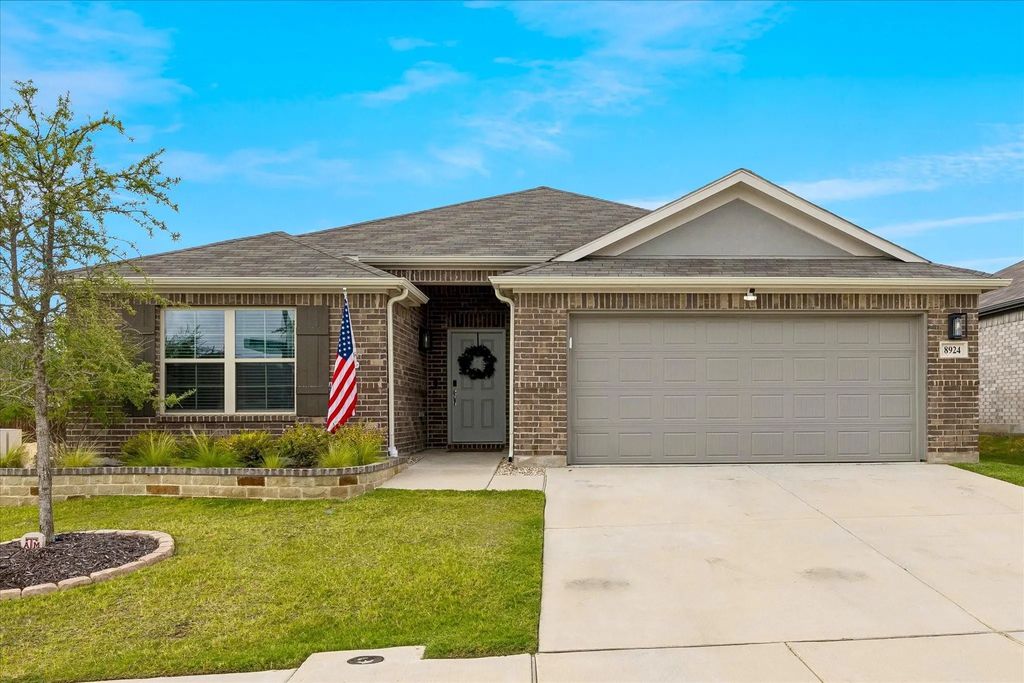 8924 Flying Eagle Lane, Fort Worth
