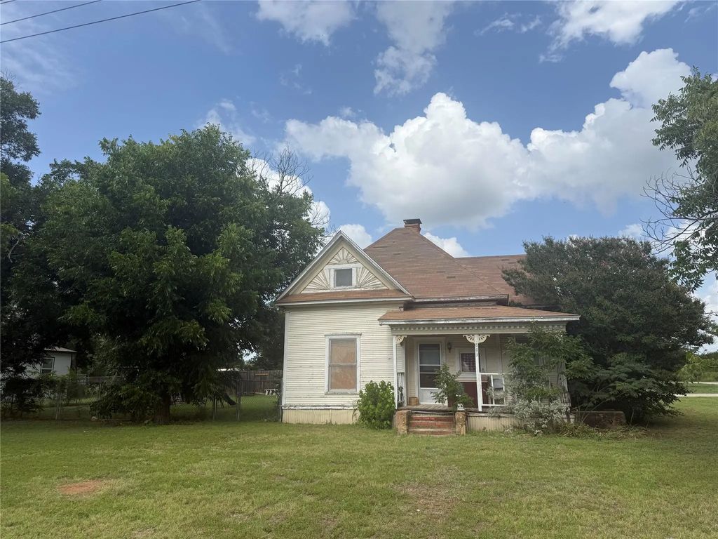 803 Third Street, Bangs