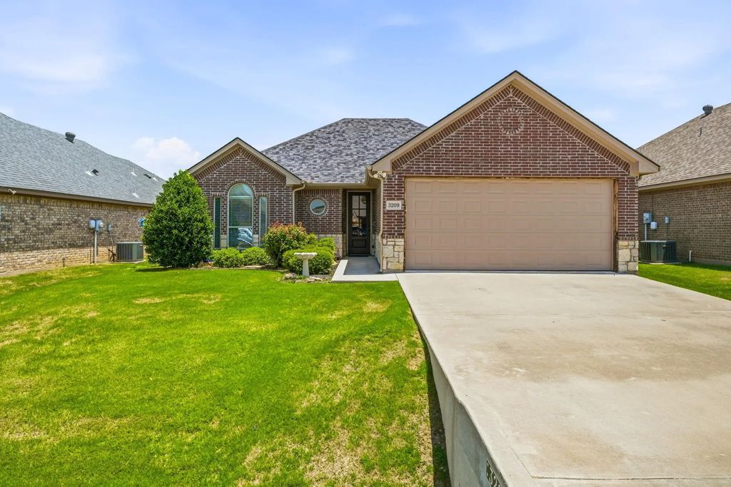 3209 Main Street, Granbury