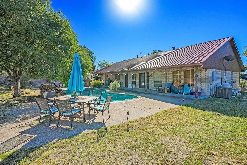 156 Private Road 3626, Springtown