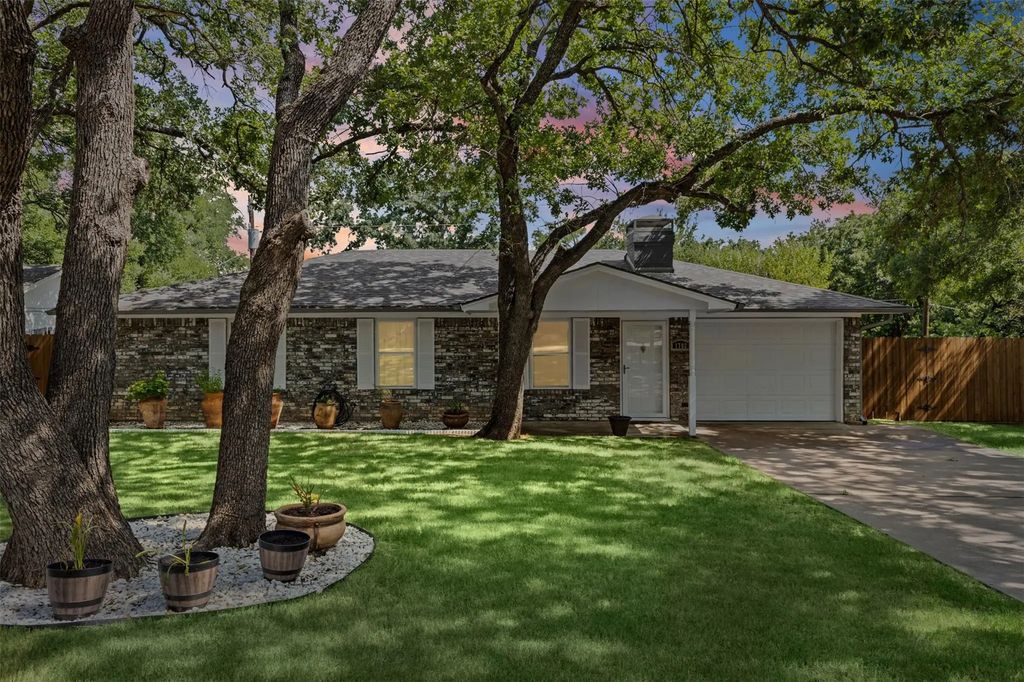 1702 Saddle Road, Granbury