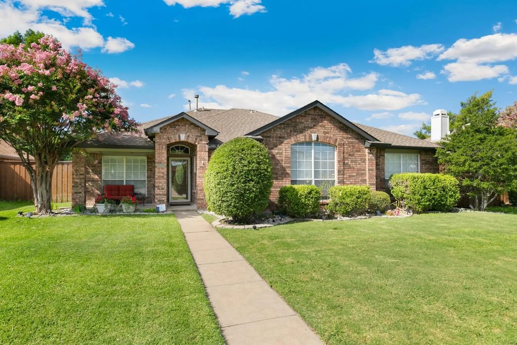5933 Fox Drive, The Colony