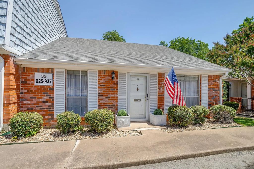 937 Roaring Springs Road, Fort Worth