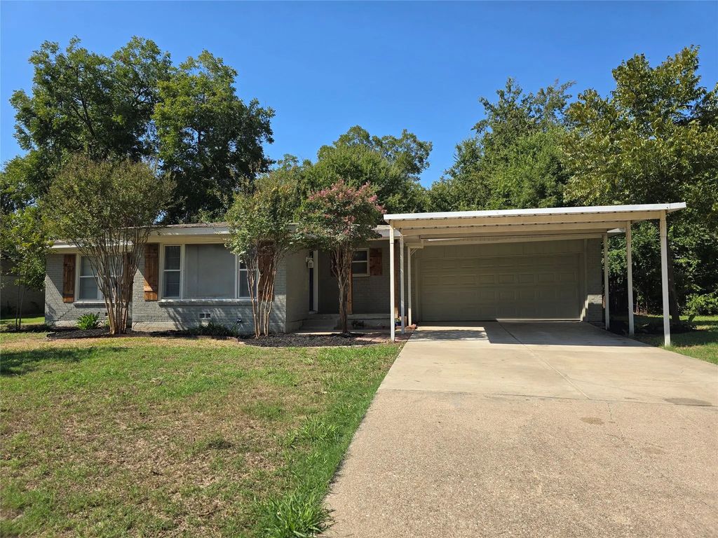 1110 Wade Hampton Street, Benbrook