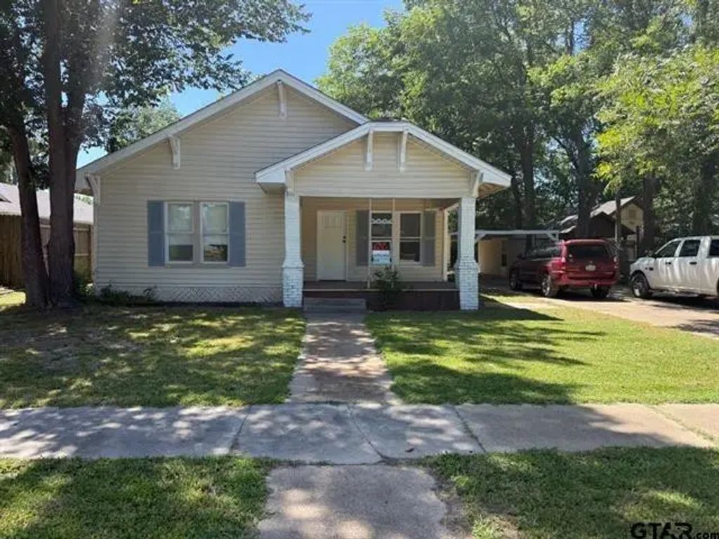 509 N Pacific Street, Mineola