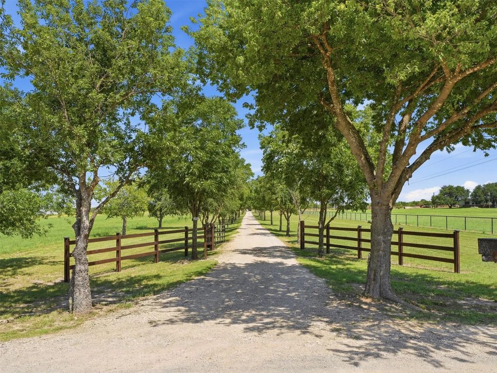 1521 County Road 1107b, Cleburne