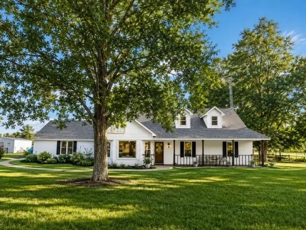 1817 County Road 3327, Greenville