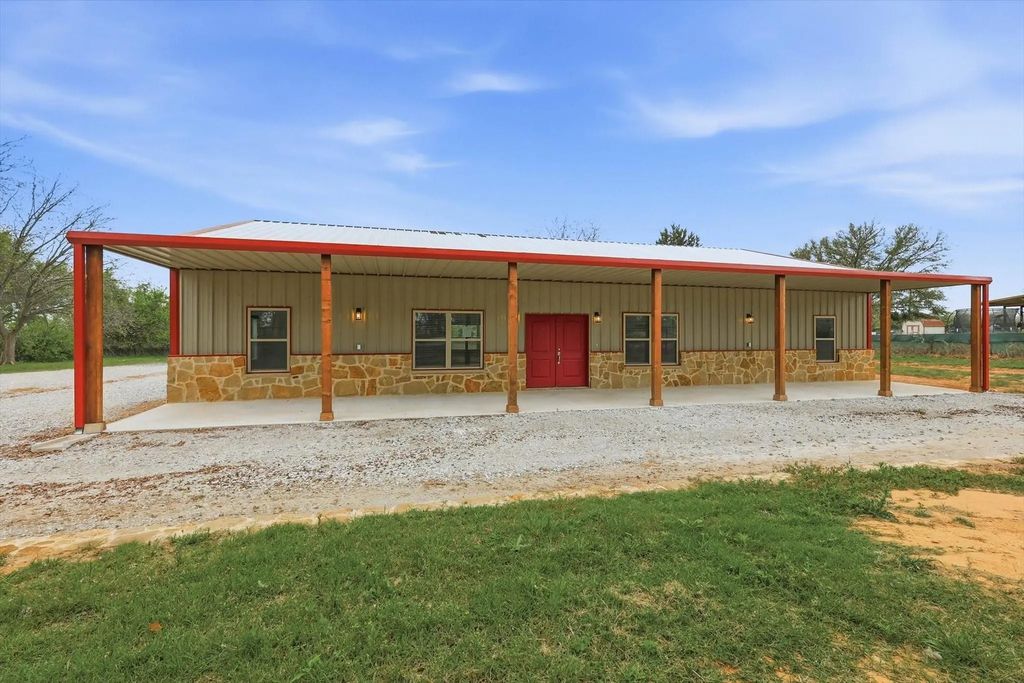 1445 County Road 3690, Paradise