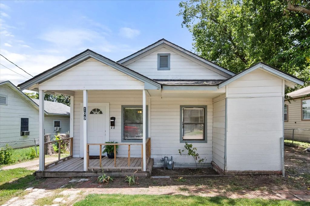 109 E Tyler Street, Ennis