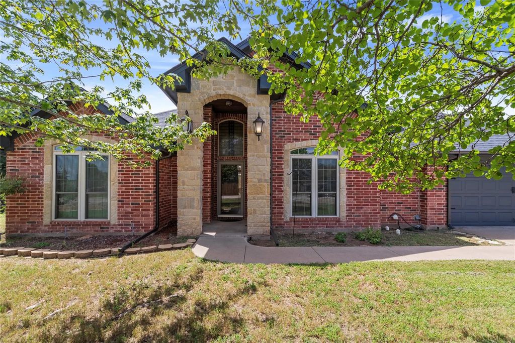 903 Winding Road, Granbury