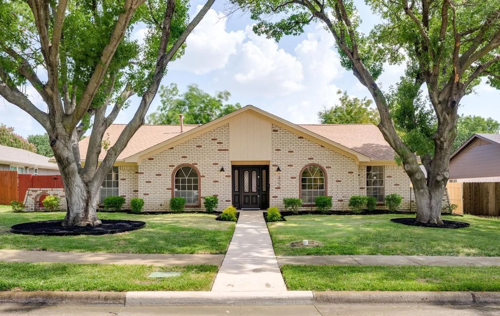 1422 Lincoln Drive, Carrollton