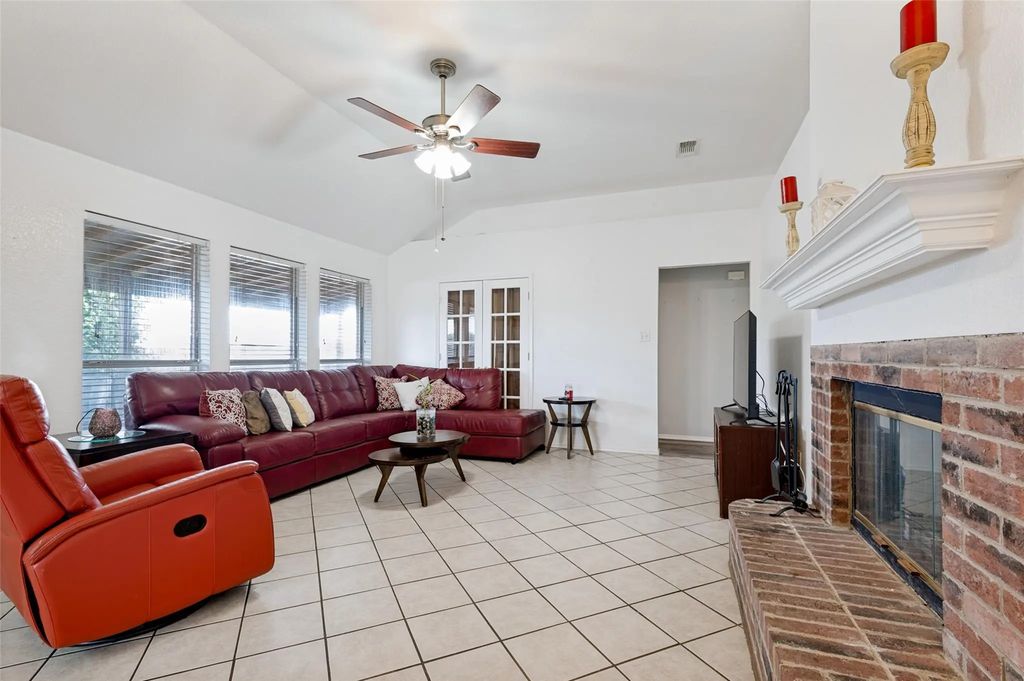 3155 Ponds Edge Trail, Grand Prairie