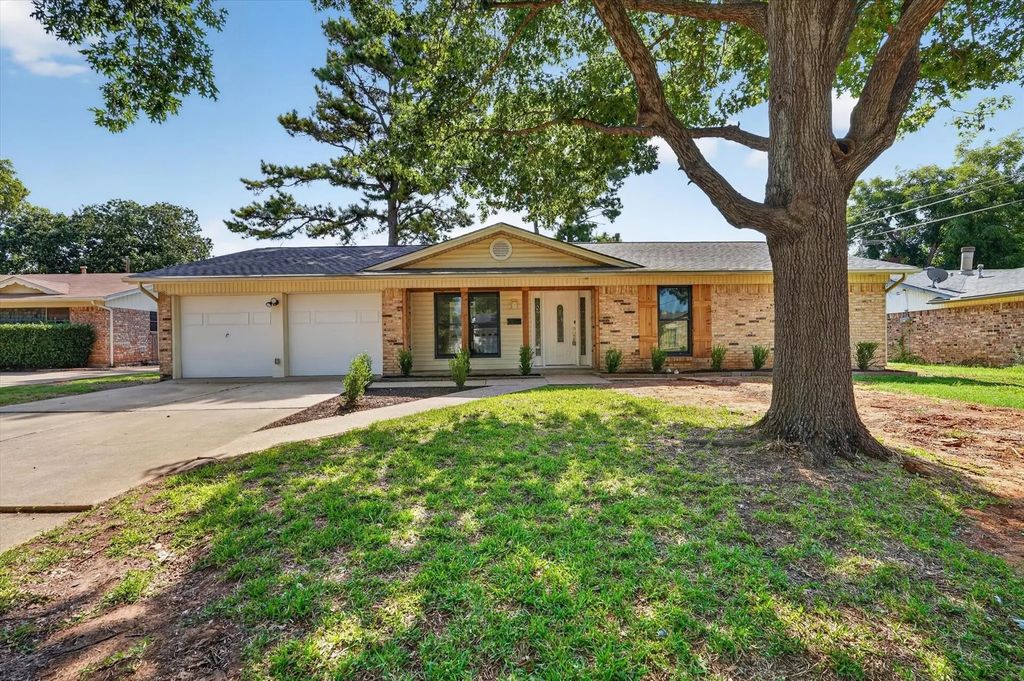 412 Apple Blossom Lane, Hurst