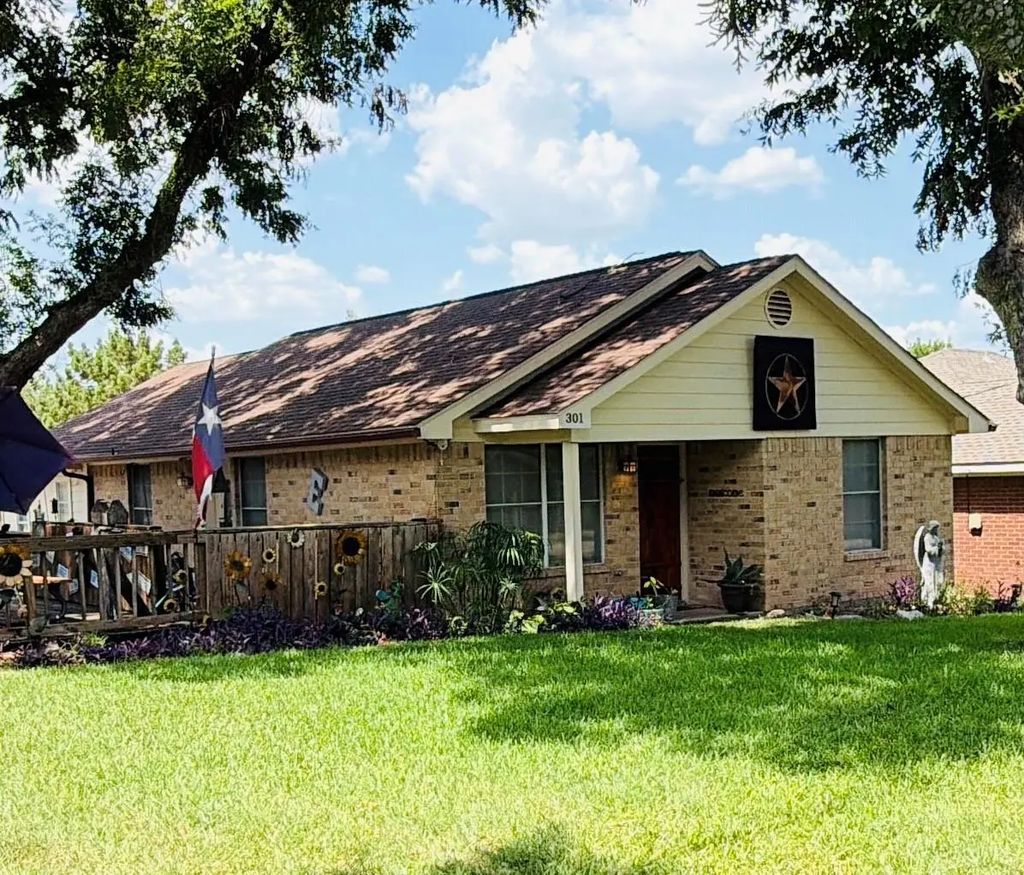 301 E Mimosa Street, Crandall