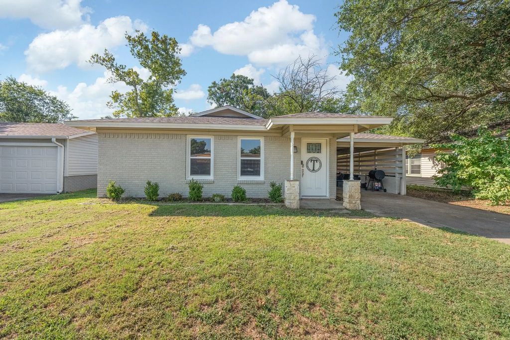 809 Phillips Street, Cleburne